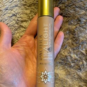 Pacifica Alight Clean Foundation+free moisturizer